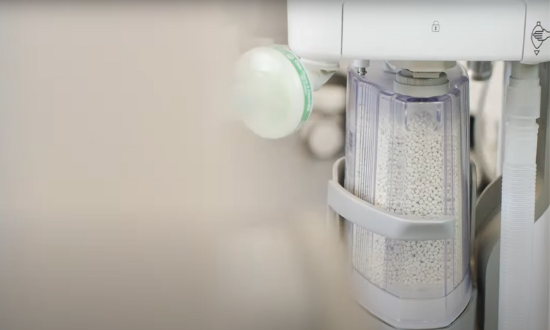 Fitting the SmartCan™ disposable CO2 absorber 